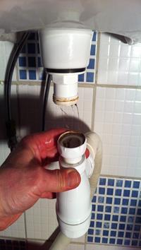 1.2 Kök och badrum Toalettstol, handfat och badkar Toalettstol och handfat måste rengöras regelbundet. Använd toalettborste och rengöringsmedel när du rengör toalettstolen.
