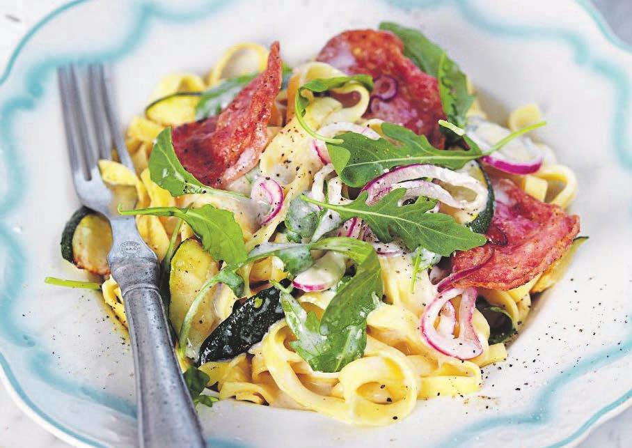 RECEPT 4 25 min 672 kcal/port Fett 18 g Kolhydrater 97 g Protein 30 g Pasta med italiensk salami Världens enklaste pastarätt med fina råvaror.