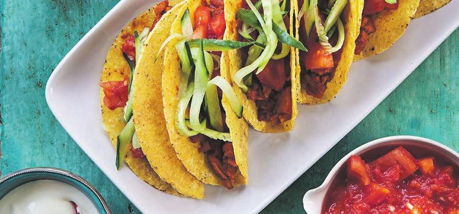 RECEPT 2 35 min 485 kcal/port Fett 27 g Kolhydrater 39 g Protein 21 g Falukorvstaco med hemgjord salsa En smakrik taco fylld med falukorv, morot och linser.