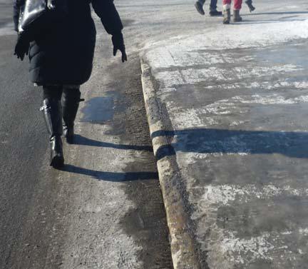 stadsrum Parkeringsarealer skapar tomrum Flera oattraktiva gårdsrum som används som parkeringsplats 4.