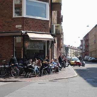 Torget kopplas till både Kanalgatan och Gågatan, och är en del av den viktiga nord-syd länken. Stadens hjärta!