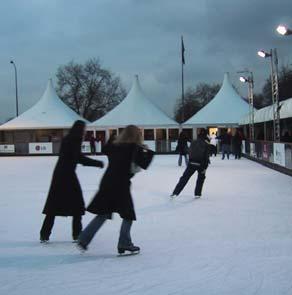 Håll nord-sydlänken öppen, men arbeta med fondbyggnader, lättare paviljonger som aktiverar torget och samtidigt säkrar goda sollägen.