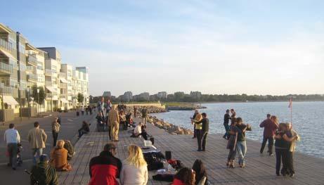 urbana med restauranger, butiker, vattenkonst, småbåtshamn och badplatser men även den rekreativa mer fysiskt gröna miljön med stora öppna