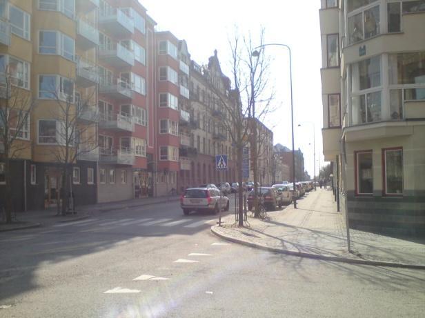 busshållplatser på gatan och möjligheten att skapa knutpunkter tycks besvärlig på denna gata.