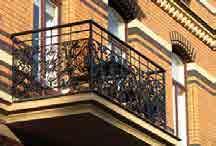 Balkongen kan bäras av balkar som är utkragade från golvet innanför eller av konsoler. Veranda En öppen eller täckt (med tak) uteplats som tillbyggnad på ett hus.