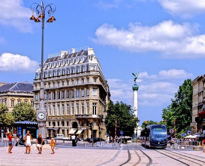 SE OCH GÖRA MAT & DRYCK KAFÉER BARER & NATTLIV SHOPPING SOVA BRA ATT VETA MÅNGA SOM KOMMER till Bordeaux passar naturligtvis på att köpa med sig några bra flaskor vin.