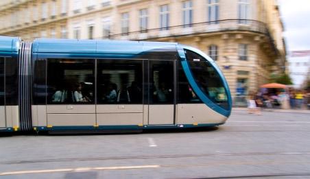 SE OCH GÖRA MAT & DRYCK KAFÉER BARER & NATTLIV SHOPPING SOVA BRA GREIT ATT Å VETA VITE Flygplatsen ligger cirka 13 kilometer från centrum. Taxi, tåg och bussar går ofta till city.