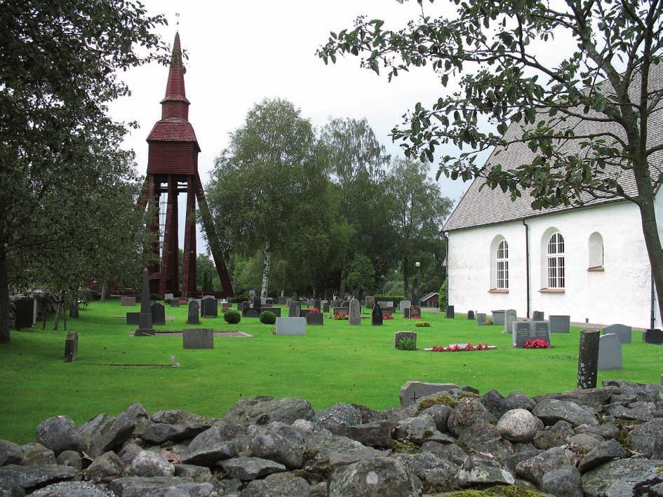Lekaryds kyrkogård från sydöst. Kyrkan är från senmedeltiden och klockstapeln från 1741. Söder om kyrkan finns gravkvarteren A, D och E.