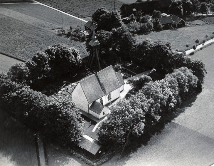 Flygfoto över Lekaryds kyrka och kyrkogård från 1941. Notera gravarna med gravkullar. Fotot taget från nordost.