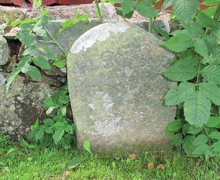 I kvarteret finns även Pauli familjegrav som omgärdas av en 1,2 meter hög häck av sibirisk ärtbuske. Inom graven står två meterhöga kors i diabas och en lägre rektangulär gravsten i diabas.