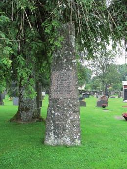 Gravvårdstyper Den allra äldsta gravstenen är ett litet stenflak från 1818, som påminner om de äldre i kvarter A.