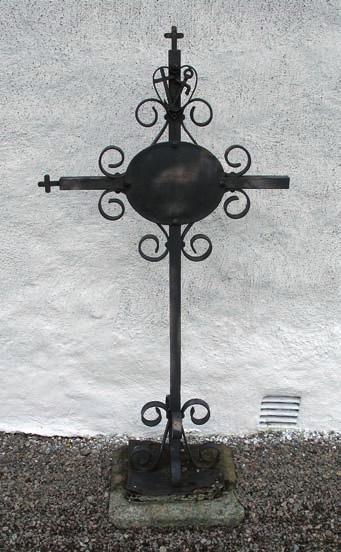 Öster om sakristian står ett gjutjärnskors från 1864 och två smideskors utan årtal, men de bör också vara från