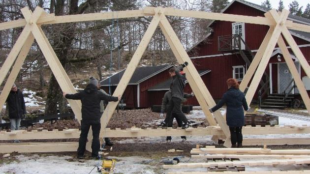 Både museiverksamhetens utställningar och hyttans utvecklingsverksamhet tar avstamp i och utgår från den stora glassamlingen. Slöjden har följt människan genom historien.