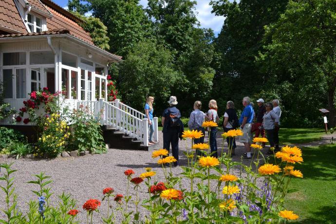 14 (16) Astrid Lindgrens Näs Regionbiblioteket samordnar och medverkar till utveckling av de kommunala folkbiblioteken. Regionbiblioteket har en regional biblioteksplan.