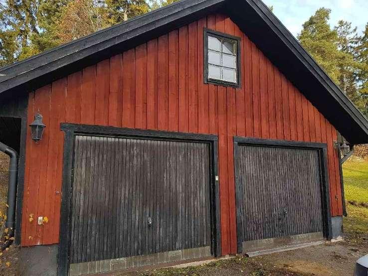 Byggnadsbeskrivning Garage Byggnadsår/ ombyggnadsår: 1977 / Hustyp/antal våningar: - Taktyp, takbeläggning: Sadeltak med råspont, papp, läkt och betongpannor Grundkonstruktion: Betongplatta