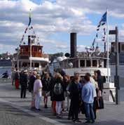Efter avgång från Strömkajen i Stockholm kl. 18.15 går fartygen till Vaxholm där det är folkfest med försäljning, dansbana, musik, underhållning och kvällsöppna butiker.
