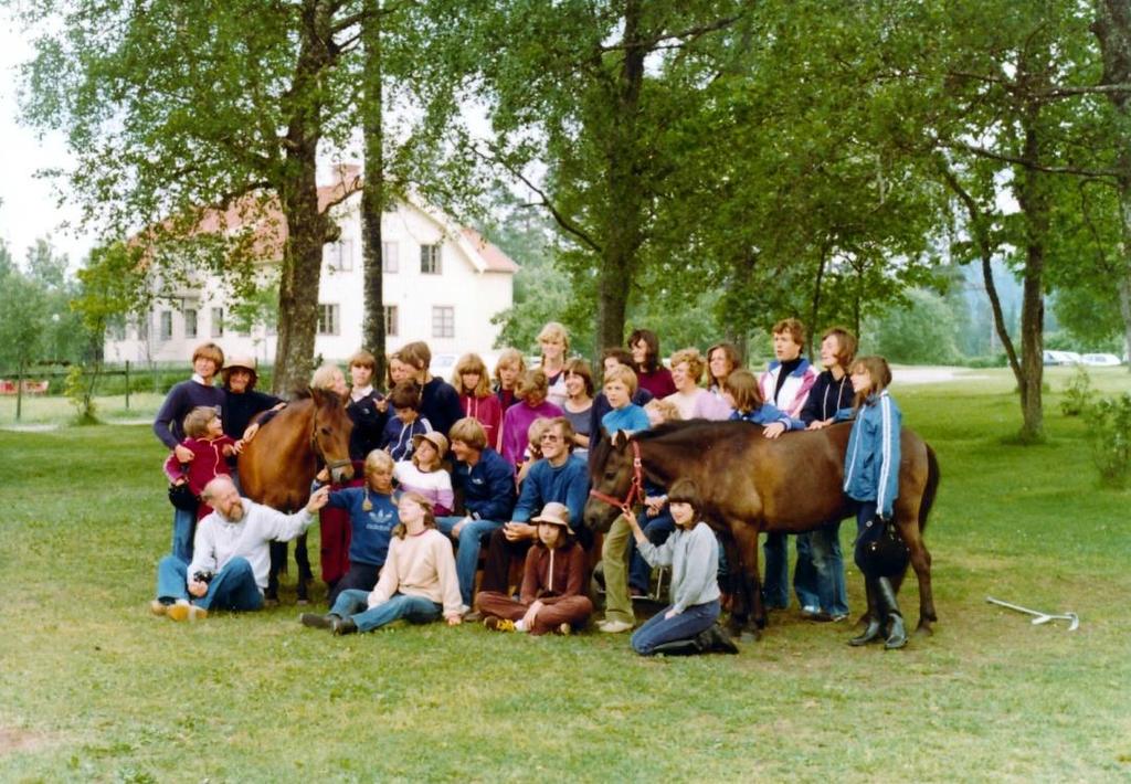 Lägergänget Bergslagsgården 1979, Malin Hallbergs fotosamlingar 1992 Ridterapi startar för ryttare med neurologiska funktionshinder, ett samarbete mellan neurologkliniken på Universitetssjukhuset i