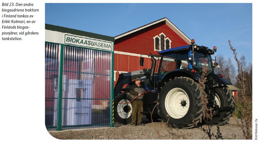 Erkki Kalmari med gasdriven traktor vid sin