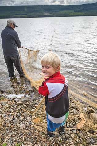 Sänken i noten håller den tryckt mot bottnen och flöten håller noten upprätt.