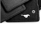 Ford Mustang GT 2011-, Interiör Floor Mats - Carpeted Pony Original svarta textilmattor fram och bak med Pony-logo. Art. nummer: BR3Z6313086CE Pris: ex. moms: 2526:- inkl.