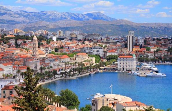 Bussen tar oss först till den lilla fiskebyn Trogir (ca 15 min) där vi promenerar och äter lunch. Vi besöker den lokala frukt- och grönsaksmarknaden innan vi fortsätter till byns äldre delar.