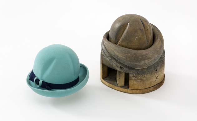 Hatt och tillhörande hattstock, ett flertal föremål från Hattkompaniets verkstad visades som Månadens Föremål under april-maj. Foto: Pierre Rosberg.