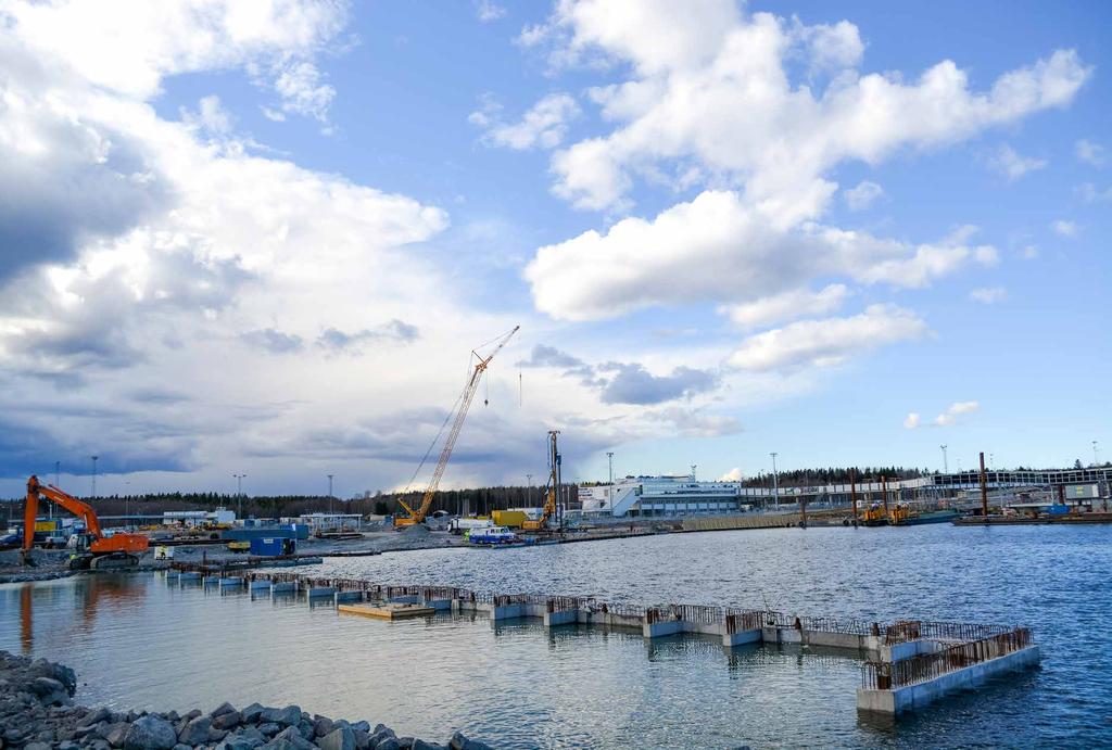 Kajen ofylld, 2015 (bild ovan) Stödmurselementen är på plats i hamnbassängen och