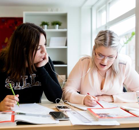 ligger centralt intill torget i fräscha lokaler. Som elev hos oss kan du se fram emot en spännande gymnasietid.