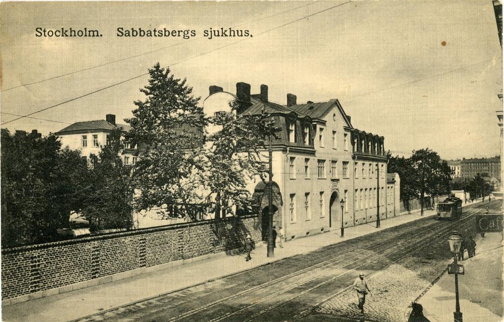 I och med att Dalagatan las ut öster om sjukhusområdet uppfördes 1889 en ny entrébyggnad mot
