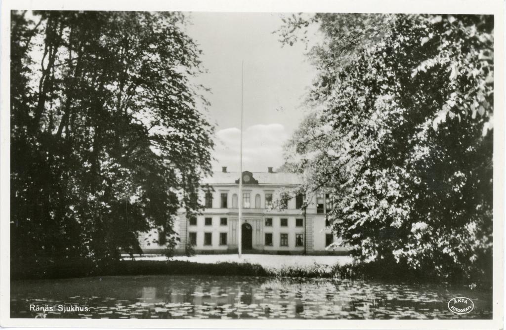 Slottet tillhörde Gimo bruk fram till 1928 och beboddes till dess av fru Louise Reuterskiöld samt hennes barn legationssekreterare Carl Reuterskiöld och Louise "Duckie" Peyron.