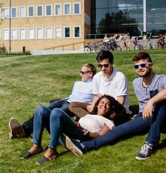 ETT BRA VAL Handelshögskolan ligger på Umeå universitets campus och hos oss läser 2900 av universitetets 32 000 studenter. Det här är vårt största program. Vi antar varje år ca 100 studenter.