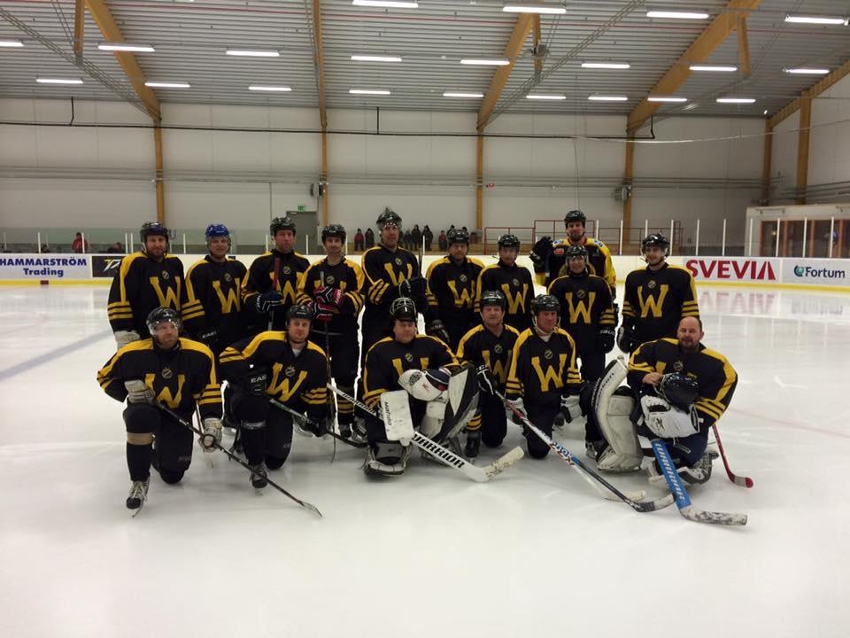 Veteranhockey Här deltar spelare som uppnått mogen ålder, 35 år och äldre.