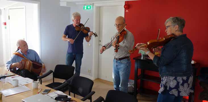 Christy O Leary, Magnus Stinnerbom & vänner. Musik i vägaskälet GLANSHAMMAR. Som tidigare berättats i Stämning är det på gång en ny cykelväg mellan Örebro och Glanshammar.