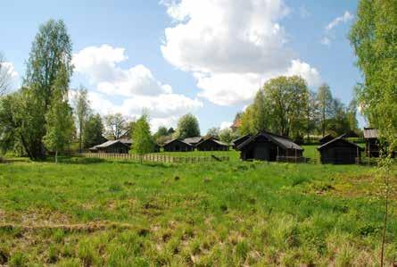 KULTURMILJÖ Bebyggelsen i Siljansbygden förknippas ofta med knuttimrade hus i kringbyggda gårdar samlade i täta byar med uthusen stående precis i vägkanten.
