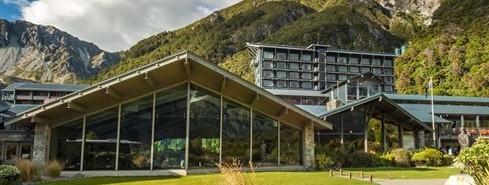 och äta lunch på en av de många vingårdarna här. Vi fortsätter sedan förbi den vackra Lake Wanaka mot Queenstown.