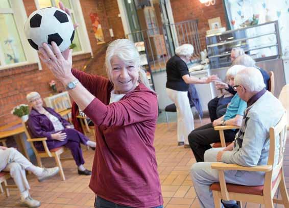 Trygghetsvärd Jag får så mycket tillbaka Elisabeth Parmfjord arbetar som aktivitetsledare på Havsutterns trygghetsboende i Malmö.