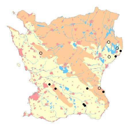 Figur 12. Återfynd av brudsporre i Skåne 2006-2007 på de lokaler där arten hittades vid inventering 1981 1982 (fyllda cirklar).. Öppna cirklar är lokaler där brudsporre inte återfanns 2006-2007.