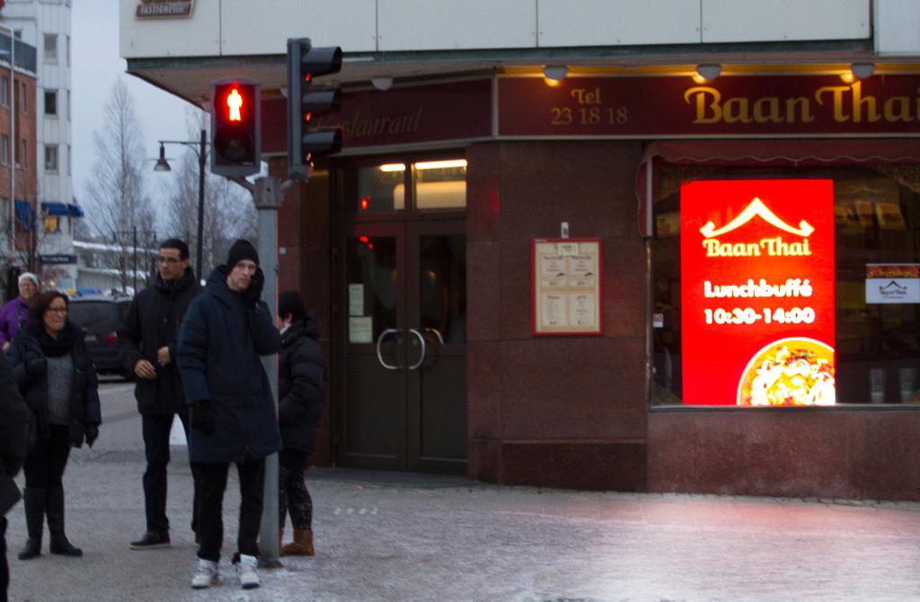 ytan Korsning med trafi kljus och övergångsställe På väg mot