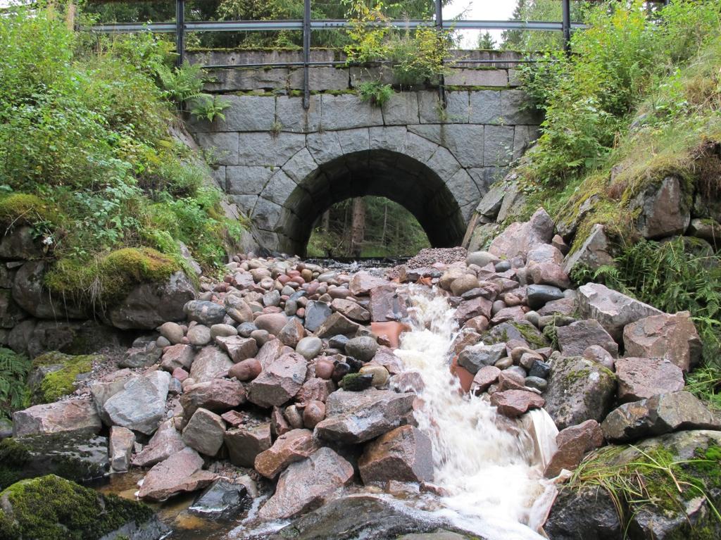 Bilaga 5. Stenvalvsbron med det nya vandringshindret för öringen.