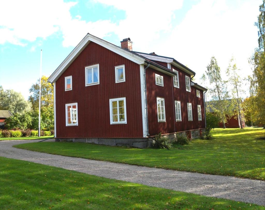 Fornby Dalagård med högt läge mitt i byn, insynsskyddad och inbäddad i härlig grönska och med en stor blomstrande trädgård.