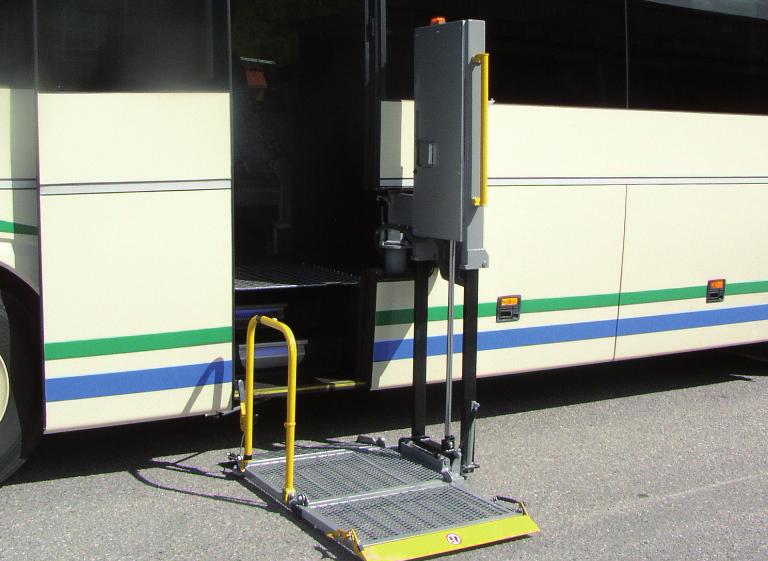 Hjälpmedel Bussarna är utrustade med olika typer av hjälpmedel som ska förenkla för Dig som funktionshindrad att komma på och av bussen. Föraren hjälper Dig!
