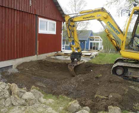 Tunneln lyfts upp lite med distansklossar av plast. 3. Sockeln gjuts av betong som vi har beställt färdig.