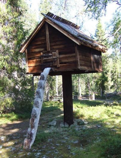 Längst bort skymtar härbret och de två torvkåtorna som symboliserar att det funnits en samisk kyrkstad här.