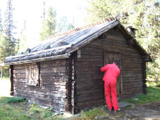 1940 från Björkfjäll. Ovan, vänster: Härbret, som står längst söderut i miljön, uppfördes på platsen 1940.