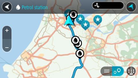 1. Välj huvudmenyknappen för att öppna huvudmenyn. 2. Välj Bensinstation. Kartan öppnas och visar platser med bensinstationer. Om en rutt har planerats visas bensinstationer längs rutten på kartan.