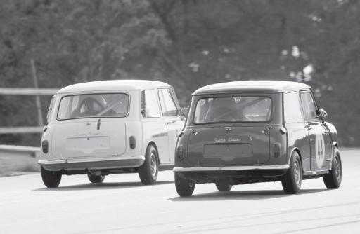 Bilen såg inte mycket ut för världen längre, men det visade sig att hans team hade den rätta andan som vi ofta sett inom historisk racing.