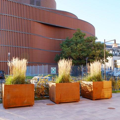 Cortenplåten får gradvis sin roströda yta och den blir bara vackrare med åren. Green City Planter Corten tillverkas i cortenstål med svenskt ursprung.