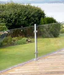 Komplettera ditt Royalstaket med grindar i utföranden anpassade till staketets höjder. Glasstaketet är ett modernt och elegant staket som har sin givna plats som inramning av den moderna uteplatsen.