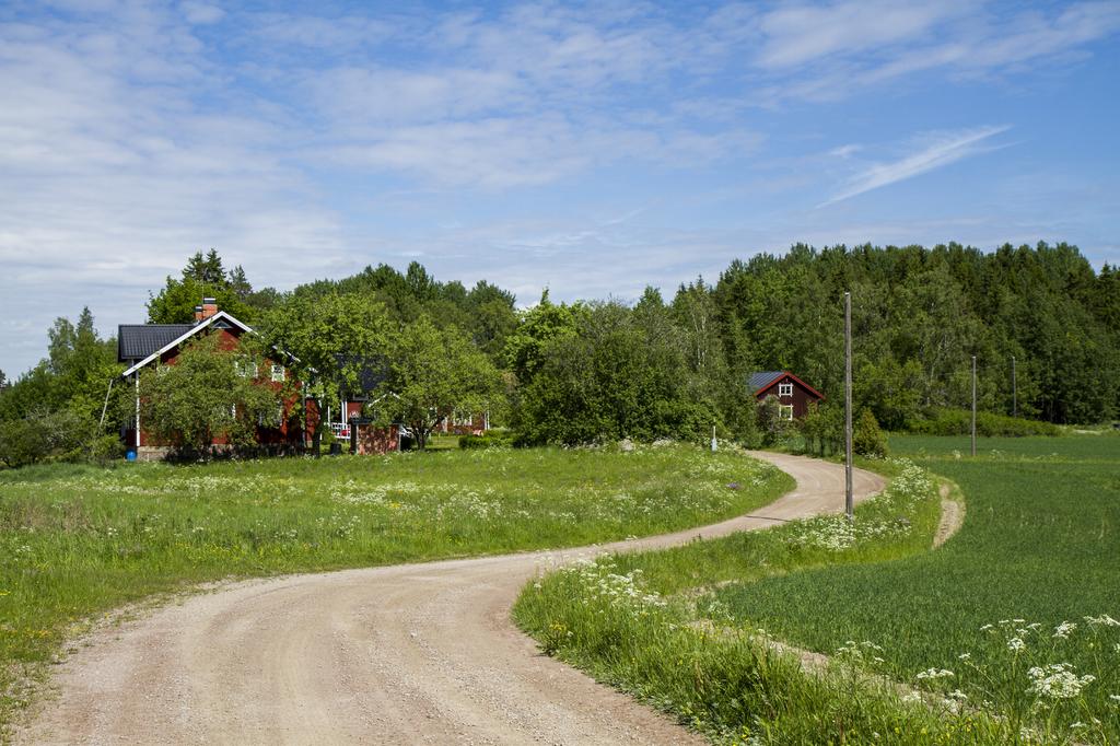 Husets placering i landskapet Byggnader uppfördes förr på mark som inte lämpade sig för uppodling och där förutsättningarna för en torr, stabil och enkel grundläggning fanns.