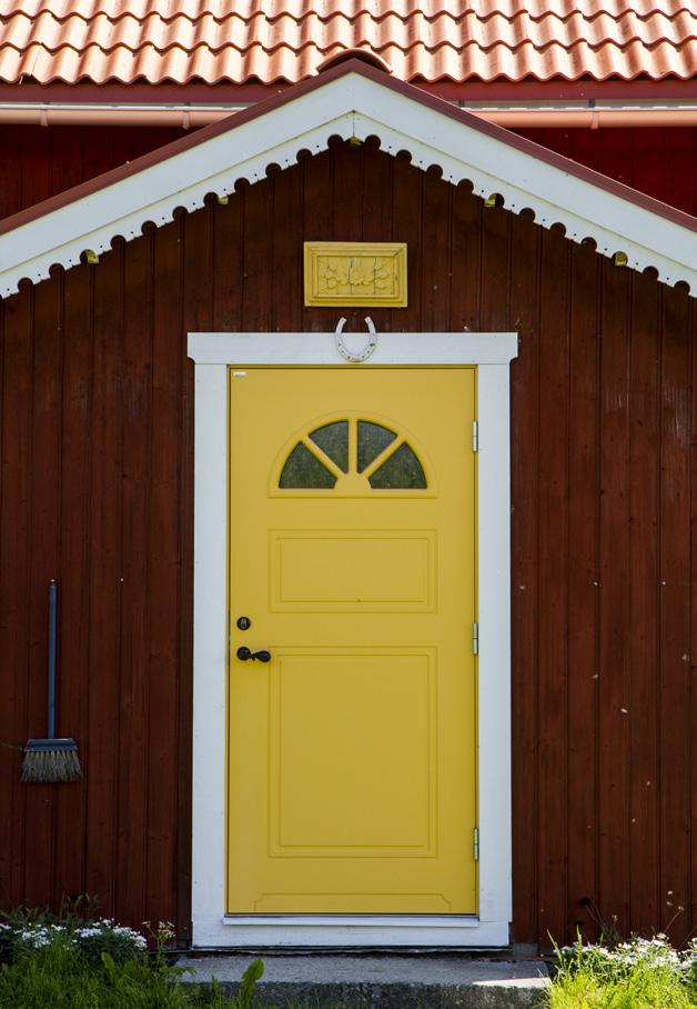 Gult är en detaljfärg som passar till röda, bruna, gråa och gröna hus. Rekommendationer Utgå från platsens förutsättningar och lokala byggnadstraditioner. Undvik att bygga breda hus.